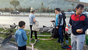 Otomobil yol kenarında oturan çocuklara çarptı