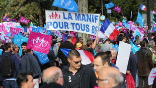 Paris’te eşcinsellere evlilik hakkı tanıyan yasa protesto edildi