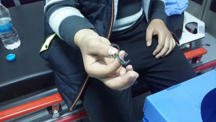 Parmağa sıkışan yüzük kesilerek çıkarıldı