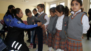 Polisten öğrencilere giyim yardımı