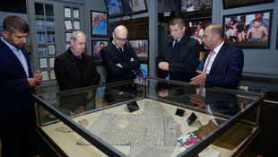 Saraybosna Büyükelçisi Erginay Soykırım Müzesi'ni gezdi