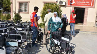 Savaşın engelli bıraktığı 100 sığınmacıya tekerlekli sandalye