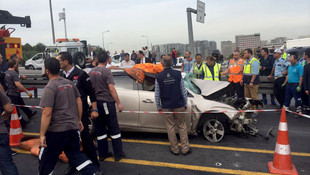 Sefaköy'de otomobil metrobüse çarptı