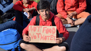 Sığınmacılar Macaristan sınırına yürüyor