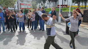 Şizofreni hastalarından sokak tiyatrosu