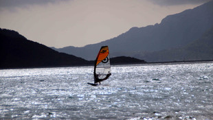 Sörfçülerin lodos keyfi