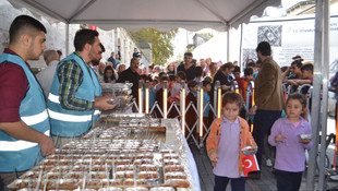 Süleymaniye Camisinde aşure dağıtıldı
