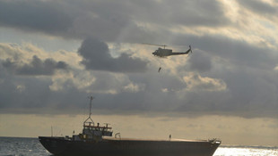 Sürüklenen gemideki mürettebat helikopterle kurtarıldı