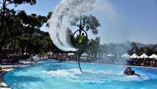 Tatilcilere flyboard heyecanı yaşattılar