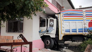 Tekirdağ'da yoldan çıkan kamyon eve girdi