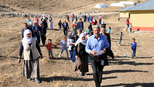 Telefonla konuşmak için minareye çıkıyorlar