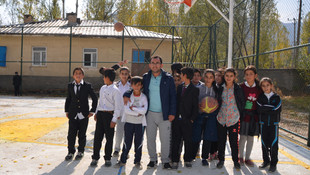 Terör mağduru çocuklar için semt sahası yapıldı