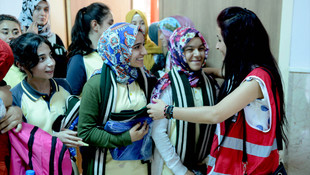 Türk Kızılayından kız çocuklarına yardım