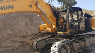 Yaktıkları iş makinesinin çevresine patlayıcı tuzakladılar