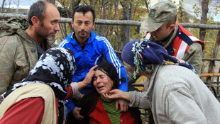 Yanan evlerini gözyaşlarıyla izlediler