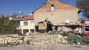 Yokuş inen kamyon bahçe duvarını aşıp eve çarptı