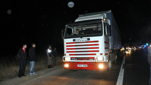 Yol kenarına park ettiği tırdan inen sürücüye otomobil çarptı