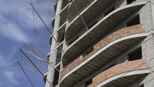 Yüksekten düşen inşaat işçisini 3 bin liralık file kurtarmış