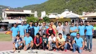 Yurtta kalan çocukların yamaç paraşütü keyfi