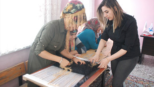 Zihinsel engelliler kilim dokuyor