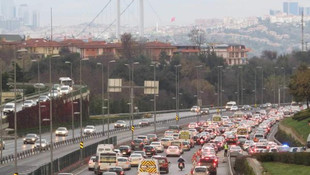 15 Temmuz Şehitler Köprüsünde taksi takla attı! Trafik kitlendi
