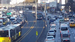 Çırılçıplak metrobüsün önüne atladı!