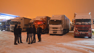 Ağrı'da kar ve tipi ulaşımı aksattı