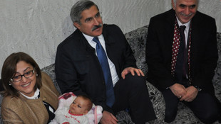 AK Parti heyeti konteyner kenti ziyaret etti