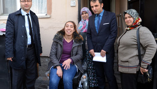 Akülü sandalyesi çalınan engellinin yeni sandalye sevinci