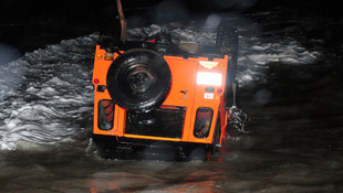 Antalya'da dalgalara kapılan cipi dalgıç buldu