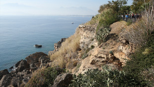Antalya'da falezlerden düşen kişi öldü