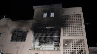 Ateşe verdiği annesinin evinin yanışını izledi