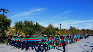 Azerbaycan'da Bayrak Günü yürüyüşü