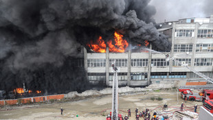 Bayrampaşadaki yangın büyüyor! Alevler üst katlara sıçradı