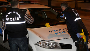 Bisikletini alan polislerin aracını yakmak istedi