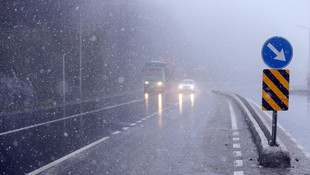 Bolu Dağında yoğun sis ve kar yağışı
