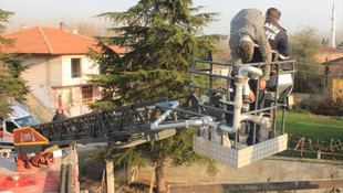 Çatıda baygınlık geçiren işçi, itfaiye ekiplerince kurtarıldı