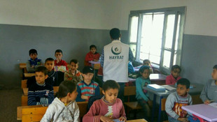 Cerablus'ta çocuklara Kur'an-ı Kerim dağıtıldı