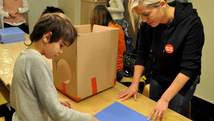 Çocuklar kediler için barınak yaptı