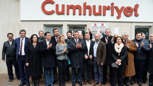 CHP Cumhuriyet gazetesinin yönetici ve yazarlarının tutuklanmasını protesto etti