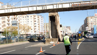 Damperi açılan kamyon, üst geçide çarptı