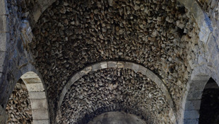 Definecilere geçit verilmeyince kilise ayakta kaldı