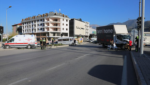 Denizli'de ambulans ile kamyonet çarpıştı: 7 yaralı