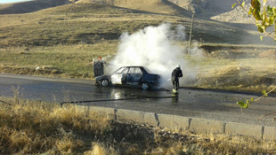 Diyarbakır'da seyir halindeki otomobil yandı