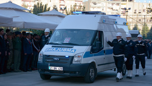 Diyarbakırdaki terör saldırısında şehit olan polis memurları için tören düzenlendi
