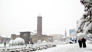 Doğu Anadoluda kar yağışı hayatı olumsuz etkiledi