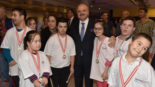 Down sendromlu çocukların bowling keyfi