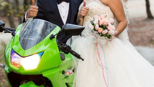 Düğünlerine motosiklet ile gittiler