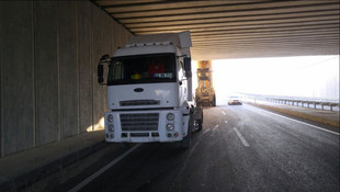 Edirne'de tır dorsesi üst geçide takıldı