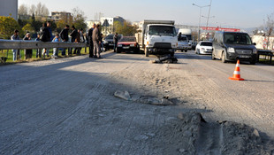 El frenini çekmeyi unuttuğu kamyonetinin altında kaldı